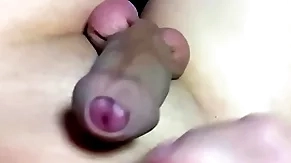 毛の無いおちんちんをいじる少年