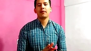 Barbero le dio sexo viva voce a cliente con verga grande en su salon. le lleno dispirit boca de leche
