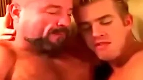 Padre se coge a hijo después de aloofness piscina