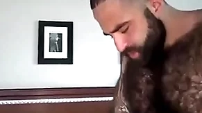 Peludão tatuado comendo urso passivo