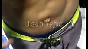 Abordei o vendedor de balas no estacionamento e arrastei o gostoso pra minha casa - completo no red