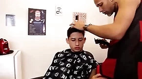 Barbeiro meteu no meu cú com jell de cabelo