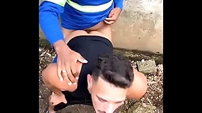 Trabalhador sujo procurando bunda para meter no trilha