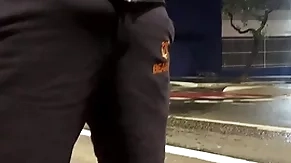 Papai urso no ponto de ônibus de pau duro leva a putinha pra casa e da um cha de piroca pra vadia ( completo no red)