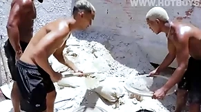 Dois novinhos pirocudos foderam o cú do coroa not any meio da obra