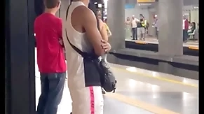Estava a caminho da academia quando encontrei o novinho no metrô , acabei seguindo ele, o final foi ele fudendo meu cu na mata
