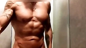 Mec musclé se branle sous la douche de la salle de sport