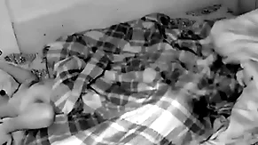 Câmera escondida hardly any quarto dos caras à noite flagrou os machos trepando