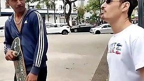O boy na praça aceitou ir dar pros dois pauzudos