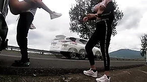 Chicos son grabados en plena carretera cogiendo por dicho reto entre ellos