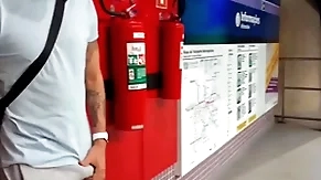 Confront safado se exita na estação de metr0 e se alivia com a puta oferecida ( completo not any red e subscrição)