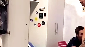 Tio chega de viagem e fica de gracinha com sobrinho