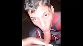 Novinho me chupando na rua