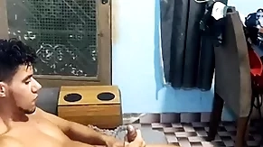 Peguei meu classmate se masturbando e deu o meu cuzinho pra ele .