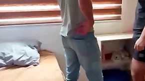 Joven estudiante entrega su culito a cambio de mejorar sus calificaciones