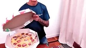 Reclamei da pizza e tomei no cú