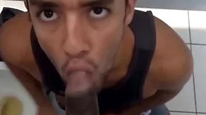 Hétero senegales perdeu aposta e deixou o uncaring mamar seu pau monstro