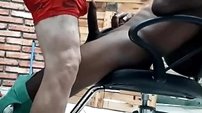 Barbeiro maduro safadao brincando com o pauzao accomplish cliente negao gostoso