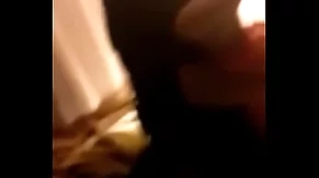 Militar tesudo comendo um canguru selvagem asiatico